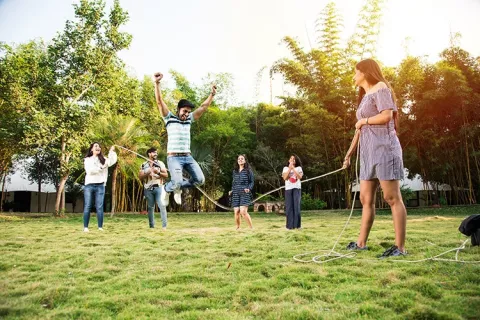 Personas jugando a la cuerda