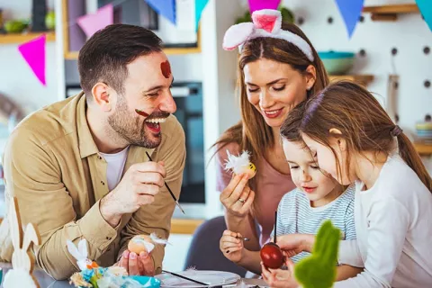 Personas en familia haciendo tareas de artes