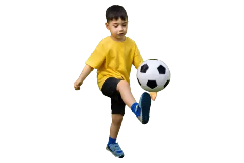 Niño jugando con balón de futbol
