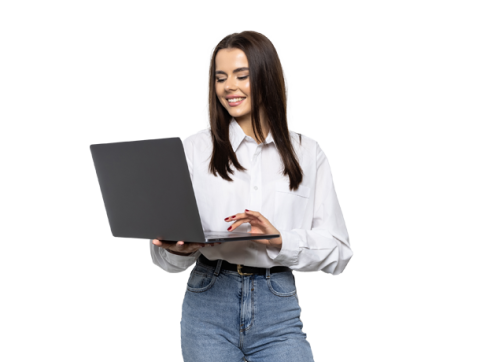 Mujer revisando su computador