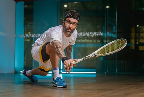 Hombre jugando squash