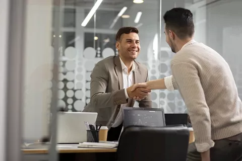 Personas haciendo tratos
