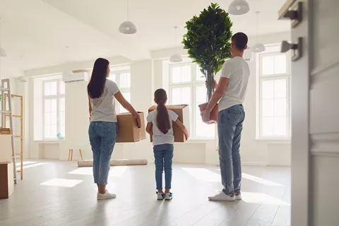 Familia estrenando vivienda