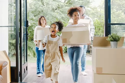 Familia estrenando casa