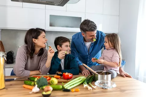 Familia feliz cocinando