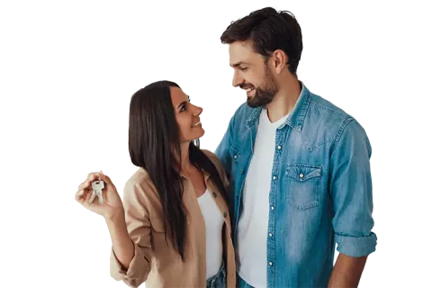 Pareja con llaves de su apartamento