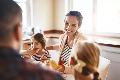 Familia feliz compartiendo cena 