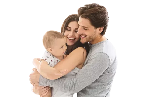 Familia feliz con su bebe