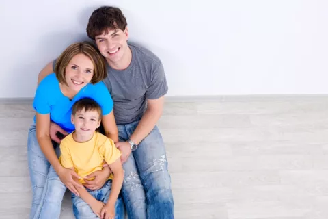 Familia feliz tomándose una fotografía