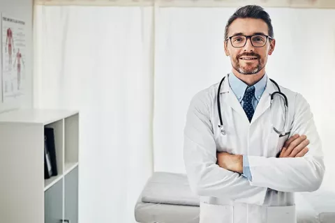 Medico sonriendo