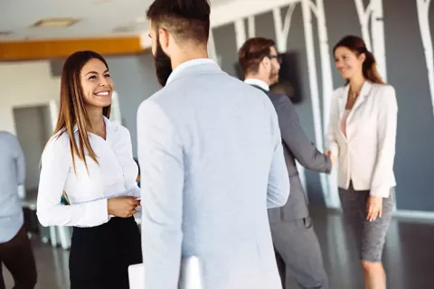 Dos personas en una convención