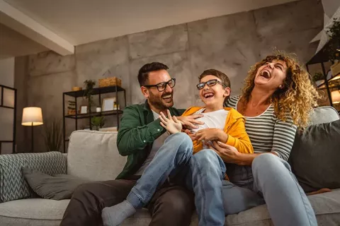 Familia sonriendo