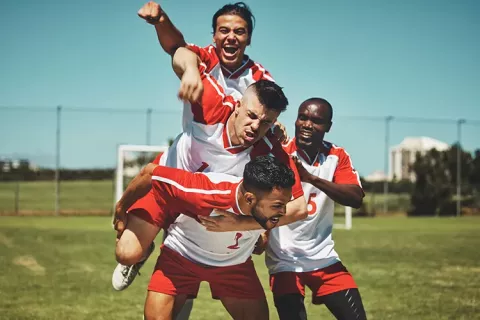 Equipo de fútbol celebra ganar el torneo deportivo interempresas