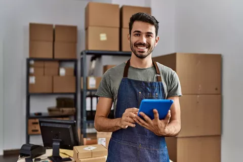 Hombre trabajador sonriendo