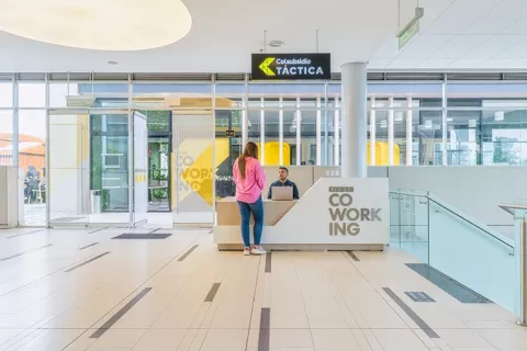 Coworking Colsubsidio muestra ingreso al espacio colaborativo