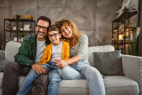 familia en sofa 