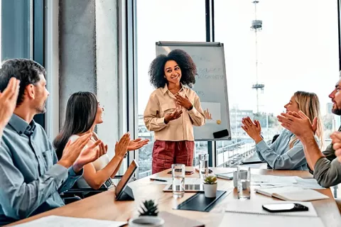 Personas asisten a reunión de trabajo