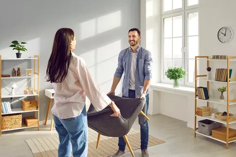Pareja acomodando su hogar