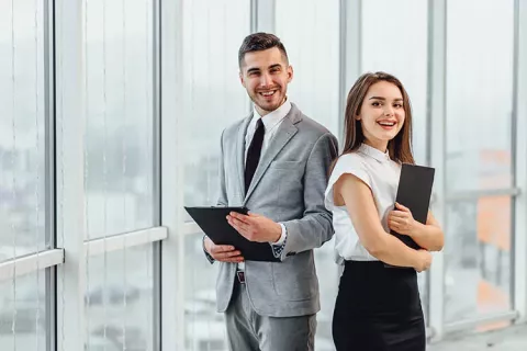 Personas en oficina sonriendo