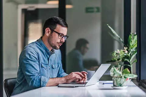 Hombre revisando novedades de su afiliación a Colsubsidio