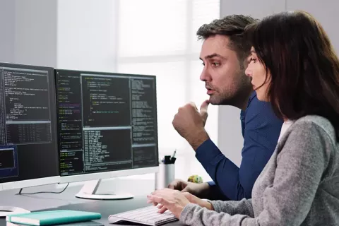 Personas haciendo curso virtual