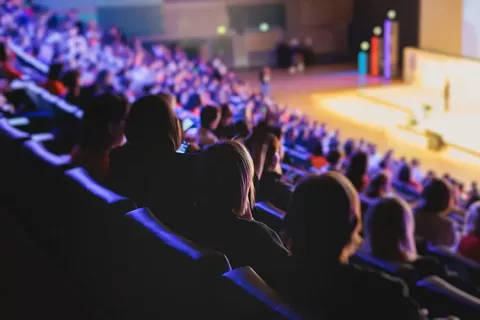 Personas asisten a conferencia realizada por Colsubsidio