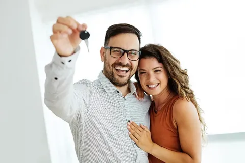 Pareja con llaves de casa nueva