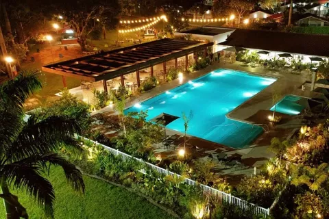 Panorámica del Hotel Alcaraván Colsubsidio muesta piscina y zonas verdes