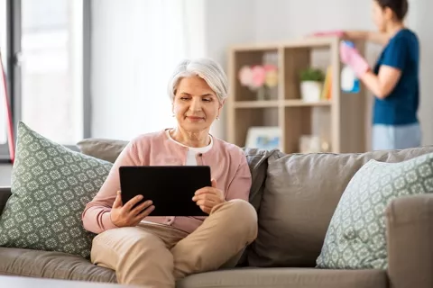 Mujer pensionada mira su tablet