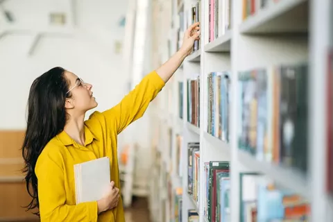 Mujer en biblioteca