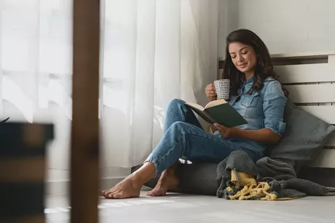 Mujer leyendo con su café