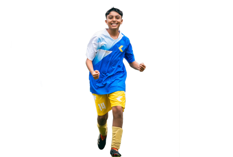 Niño feliz haciendo deporte