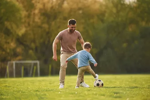 Padre e hijo jugando futbol