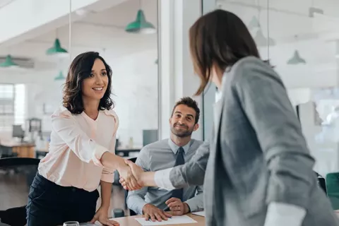 Mujeres dándose la mano