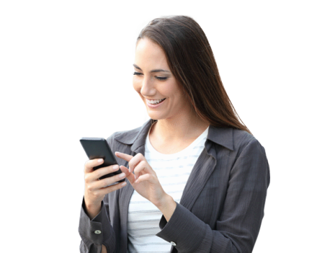 Mujer viendo su celular