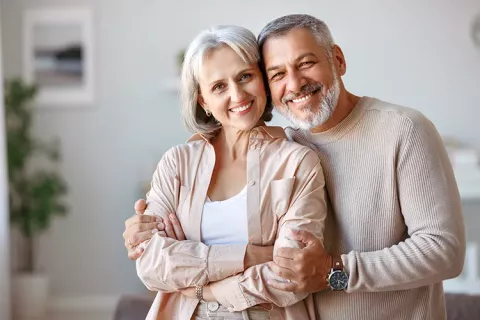 Pareja sonriendo