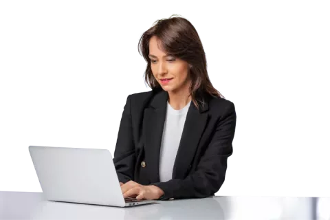 Mujer frente a la computadora