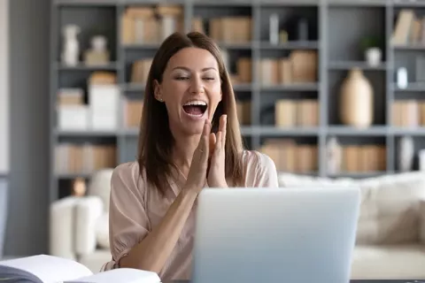 Mujer frente a su computadora