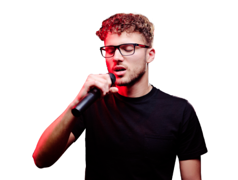 Joven cantando
