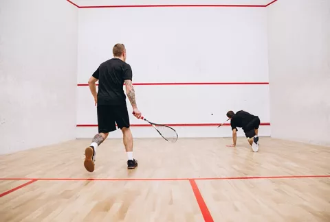 Personas en práctica de squash