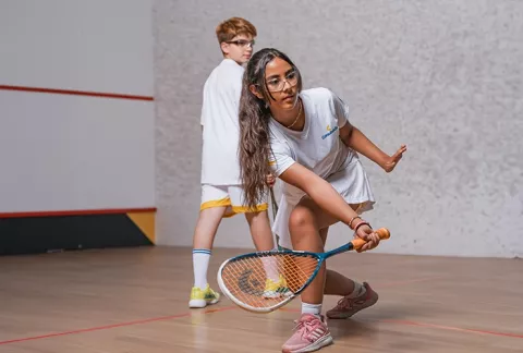 Personas practicando squash
