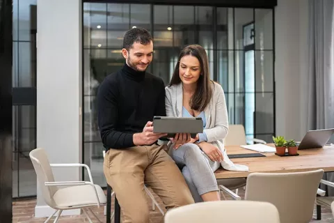 Personas revisan en la tablet el tratamiento de datos personales de Colsubsidio.