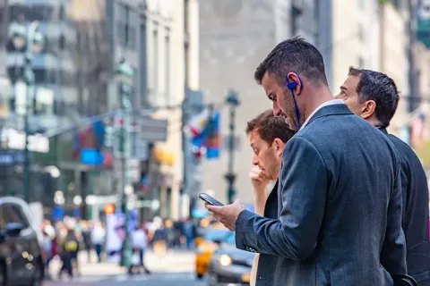 Persona mirando el movil