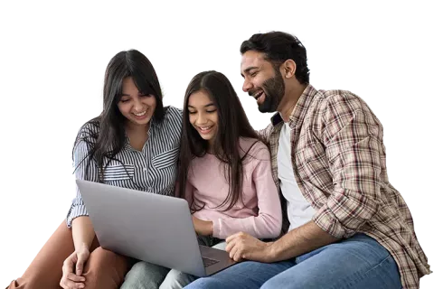 Familia revisando su computador