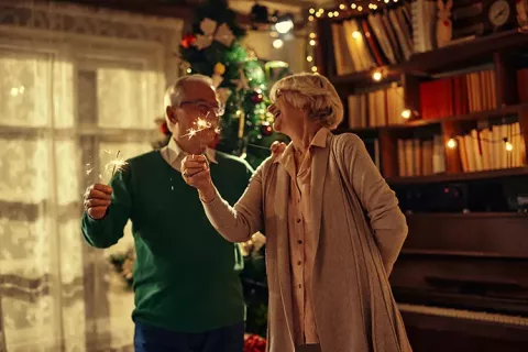 Dos personas celebrando en Navidad