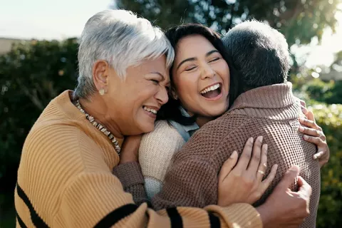 Abuela y nietas se abrazan felices