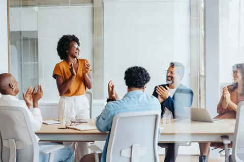 Grupo de personas en charlas