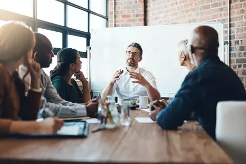 Personas en equipo hablando