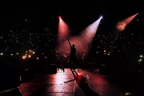 Hombre dando un concierto