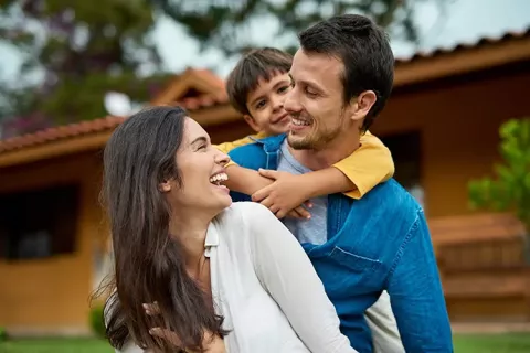 Familia feliz visita un Club Colsubsidio